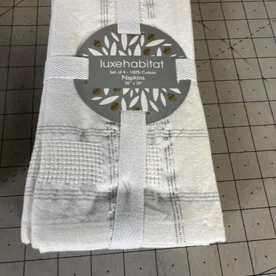 LUX Habitat NEW LOVELY Napkins. (12) NEW 