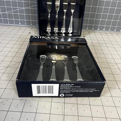 Mikasa 2 Sets of 4 NEW in the BOX SPREADERS 
