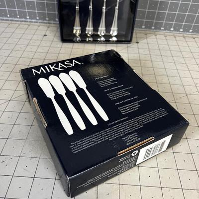 Mikasa 2 Sets of 4 NEW in the BOX SPREADERS 