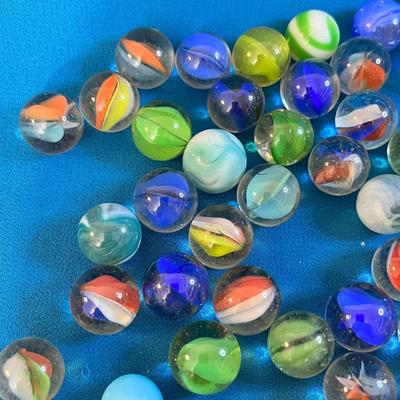 ASSORTMENT OF OVER 100 VINTAGE MARBLES 