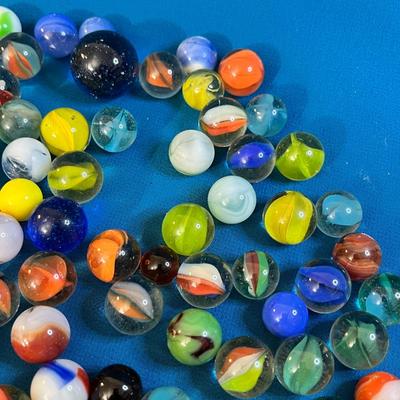 ASSORTMENT OF OVER 100 VINTAGE MARBLES 