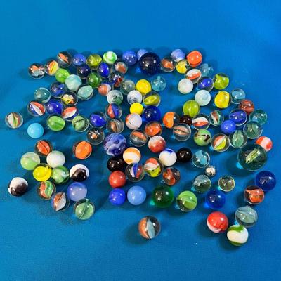 ASSORTMENT OF OVER 100 VINTAGE MARBLES 