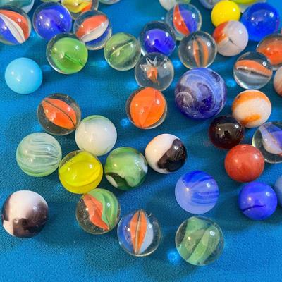 ASSORTMENT OF OVER 100 VINTAGE MARBLES 
