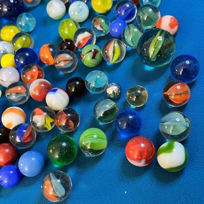 ASSORTMENT OF OVER 100 VINTAGE MARBLES 