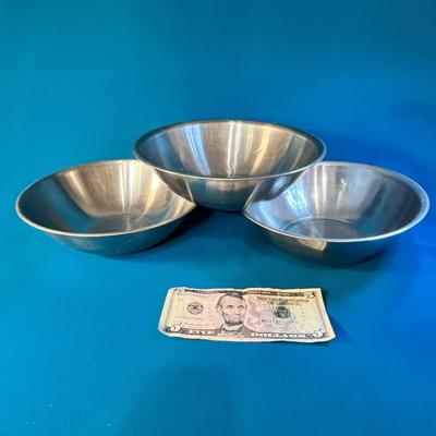 SET OF 3 MATCHING STAINLESS STEEL BOWLS