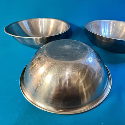 SET OF 3 MATCHING STAINLESS STEEL BOWLS