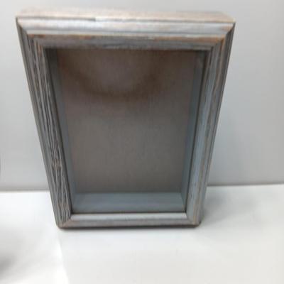 8" Berkshire English bone China collectible horse plate and small barnwood framed shadow box / display case