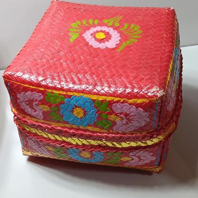 Vintage Nesting Saffron Wicker Baskets with lids