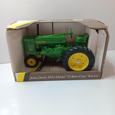 ERTL 1/16 scale Die Cat John Deere 1953 Model '70 Row Crop Tractor