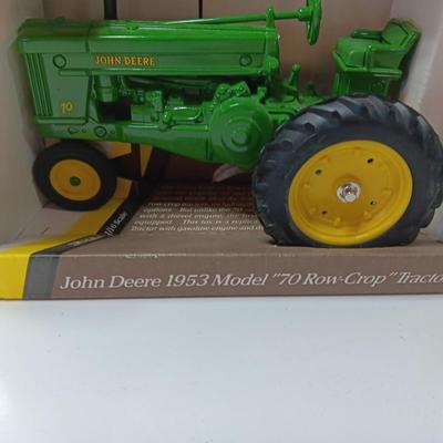 ERTL 1/16 scale Die Cat John Deere 1953 Model '70 Row Crop Tractor