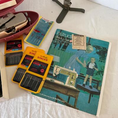 UBC2017 Vintage Singer Sewing Machine with Table & Ikea Chair with Accessories