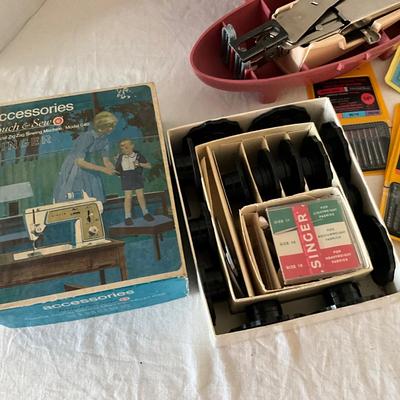 UBC2017 Vintage Singer Sewing Machine with Table & Ikea Chair with Accessories