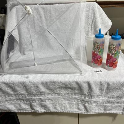 2 food tents and squirt bottles
