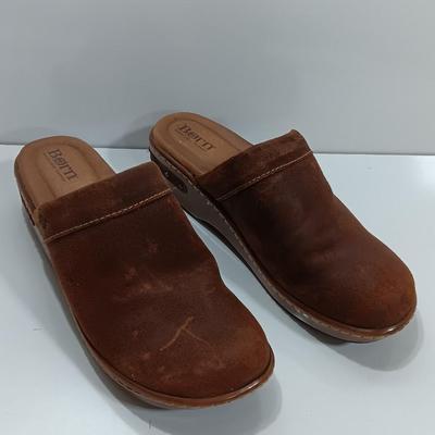 BORN Handcrafted Footwear comfort clogs Size W10