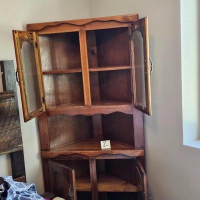 Corner cabinet