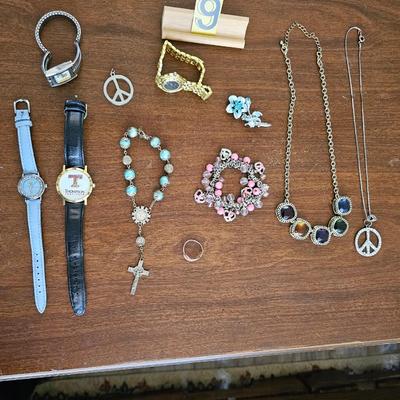 Sm lot of jewelry