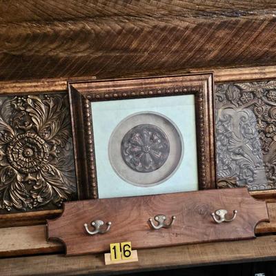 Wall dÃ©cor with wall hooks