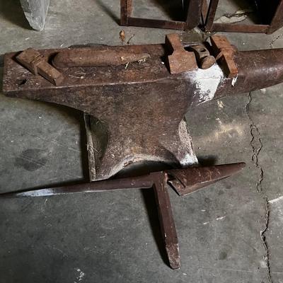 Extra Large ANVIL 32" Long with Accessories And it RINGS as it should! 