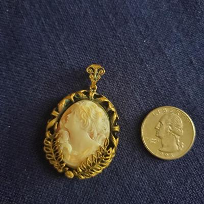 3 Lovely Vintage pieces - 2 brooches and a pendant