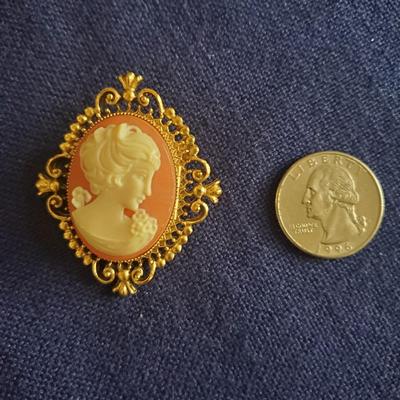 3 Lovely Vintage pieces - 2 brooches and a pendant