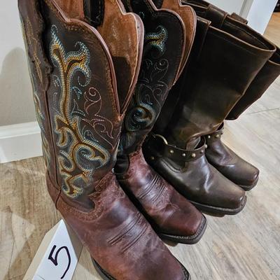 Pair of cowgirl boots size: 7 1/2 