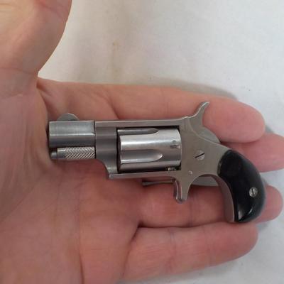 North American Arms/ 5 shot / 22LR/ Single action vest gun.est. $75 to $250.