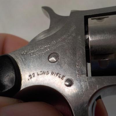 North American Arms/ 5 shot / 22LR/ Single action vest gun.est. $75 to $250.