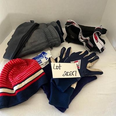 UB2027 Lot of Vintage Bolle Ski Goggles , with Hat and Gloves
