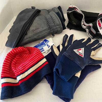 UB2027 Lot of Vintage Bolle Ski Goggles , with Hat and Gloves