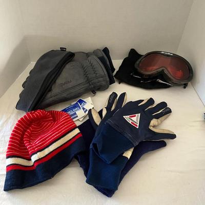 UB2027 Lot of Vintage Bolle Ski Goggles , with Hat and Gloves