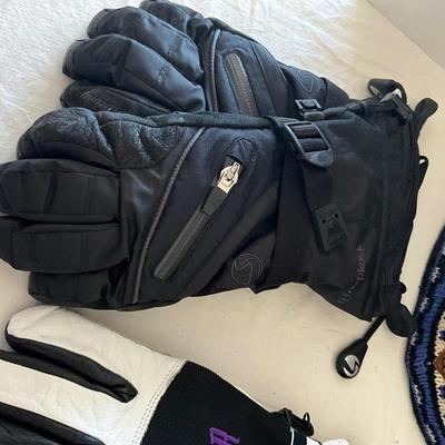UB2032 Set of Vintage Ski Hat and Marker Gloves, Merkley Wool Hat