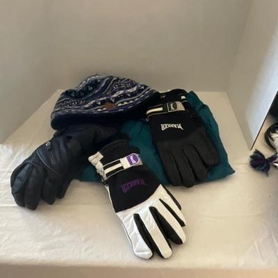 UB2032 Set of Vintage Ski Hat and Marker Gloves, Merkley Wool Hat