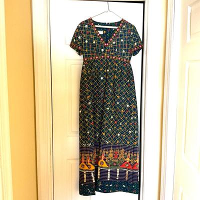 UB2050 Vintage Saks Fifth Avenue Ethnic Style Dress