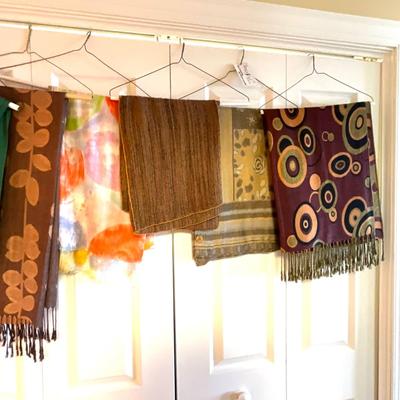 UB2059 Lot of Scarves/Shawls