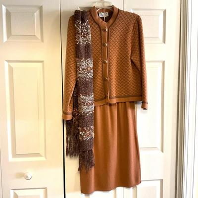 UB2074 Two piece ST. JOHN by Marie Gray Knit Outfit