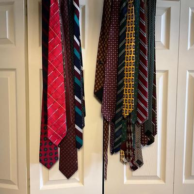 UB2103 Large Lot of Vintage Brooks Brothers ,Jos A. Bank Mens Silk Ties