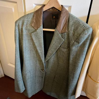 UB2114 Lot of Ladies Vintage Clothing Suits and more