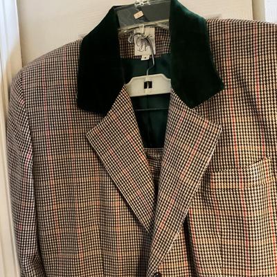 UB2114 Lot of Ladies Vintage Clothing Suits and more