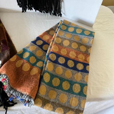 UB2119 Lot of Four Wool Scarves