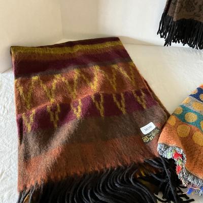 UB2119 Lot of Four Wool Scarves