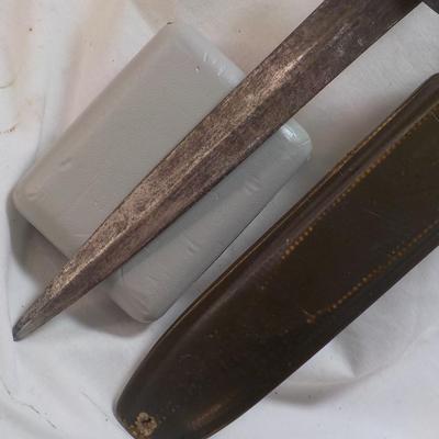 Rare-WW2 - FAIRBAIRN-SYKES Army Commando unit Dagger and M8 scabbard .est. $75 to $200.