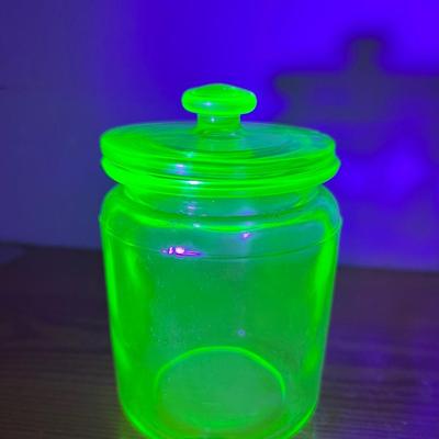 ANCHOR HOCKING DEPRESSION URANIUM  GREEN GLASS LIDDED PROVISION JAR