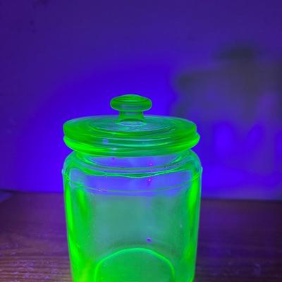 ANCHOR HOCKING DEPRESSION URANIUM  GREEN GLASS LIDDED PROVISION JAR