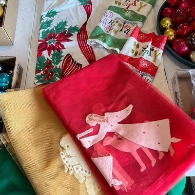 G2190 Vintage Tablecloths and Linen Decor