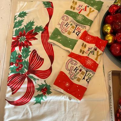 G2190 Vintage Tablecloths and Linen Decor
