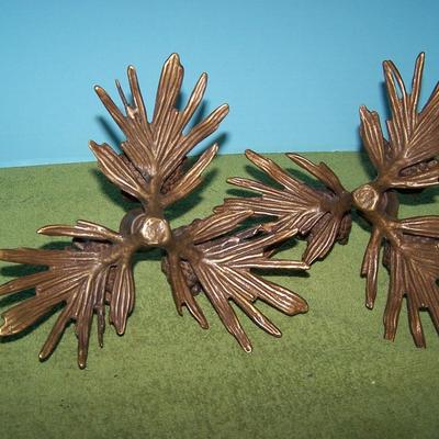 LOT 9  COLLECTIBLE CHRISTMAS PINECONE CANDLE HOLDERS