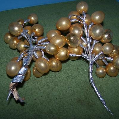 LOT 12  FAB MID CENTURY VINTAGE CHRISTMAS GLASS CLUSTER DECORATIONS