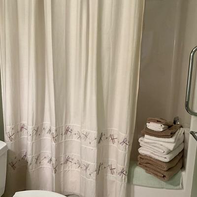 UB2212 Lot of Dragonfly Bathroom Decor with Hooked Rug