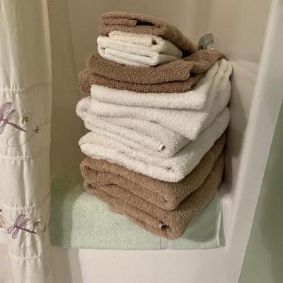 UB2212 Lot of Dragonfly Bathroom Decor with Hooked Rug