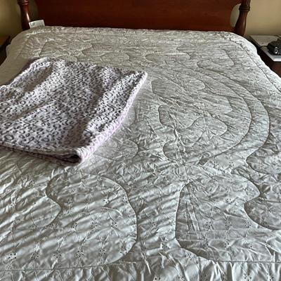 UB2216 Full Size White Eyelet Spread with Lavender Leopard Print Throw Blanket